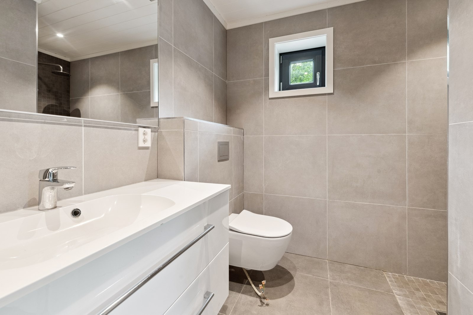 Hovedbad i 1. etasje med fliser og varme i gulv. Galleribilde