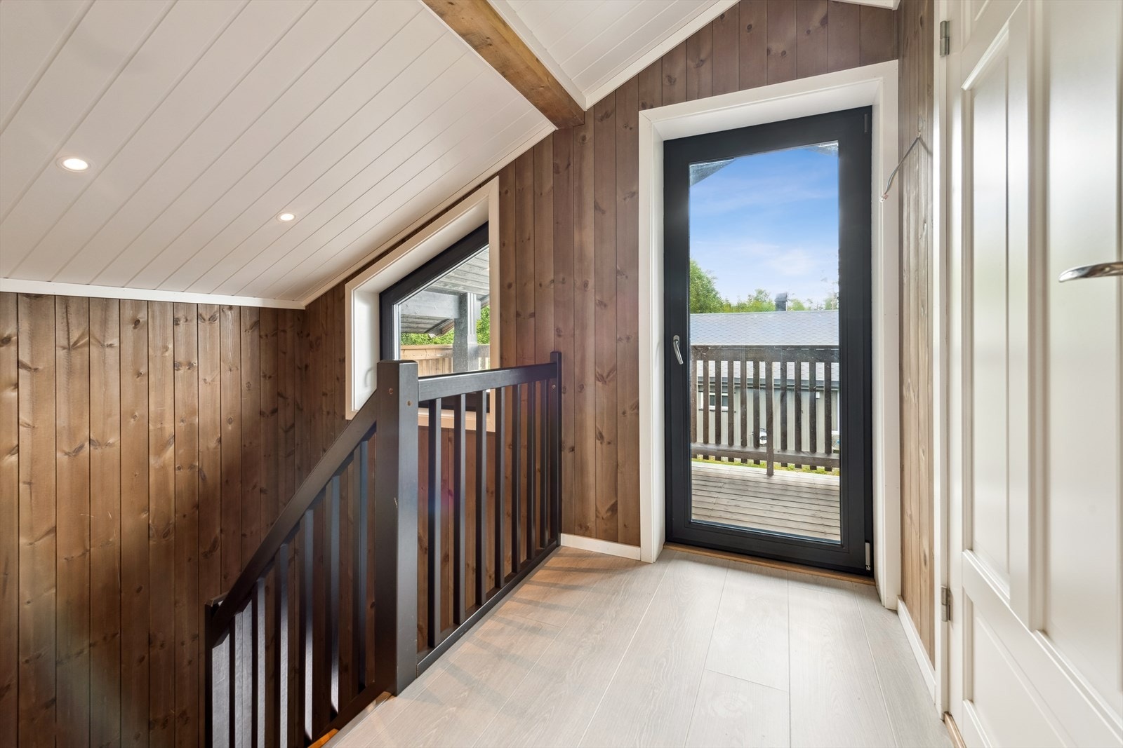 Fra gang i 2. etasje er det utgang til balkongen. Galleribilde