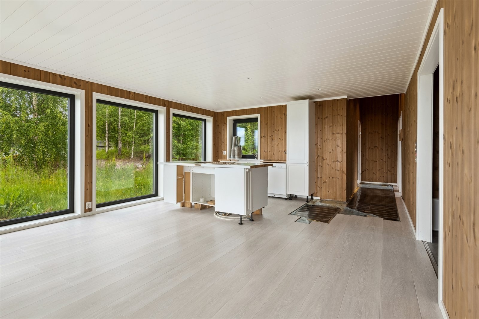 Kjøkken med åpen løsning mot stue. Galleribilde