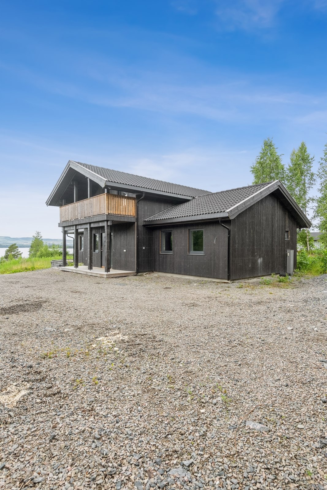 Romslig gårdsplass med plass til flere biler. Galleribilde