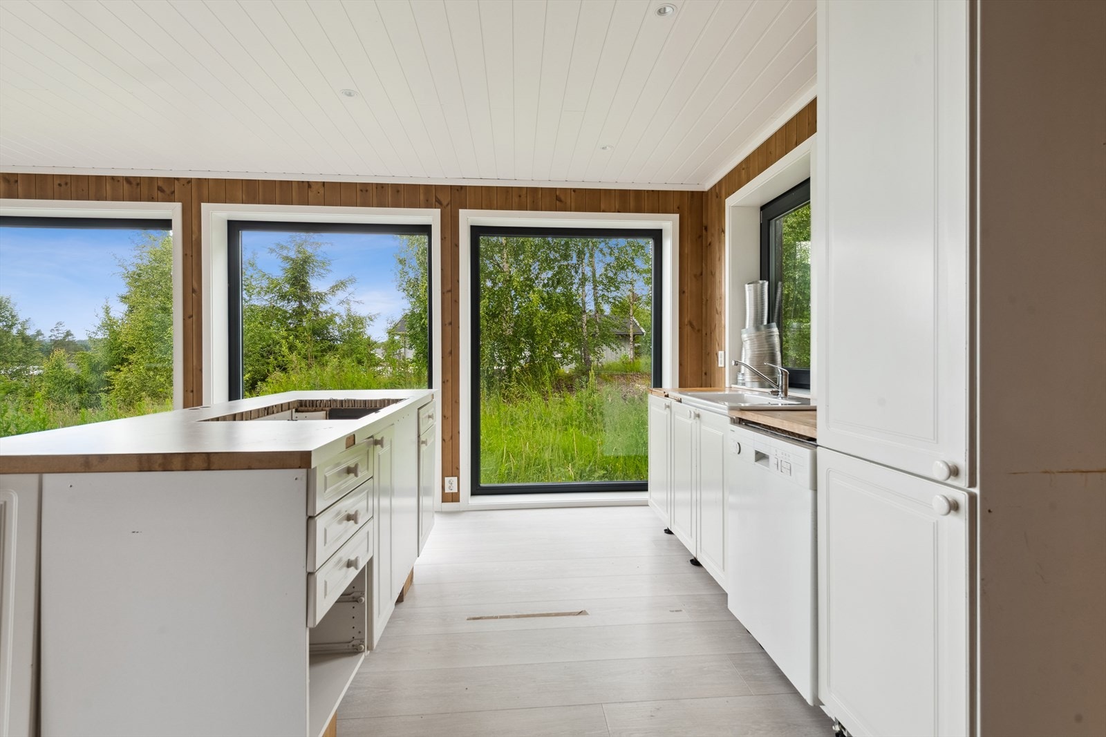 Det er satt inn en provisorisk, eldre kjøkkeninnredning som bør skiftes ut. Galleribilde