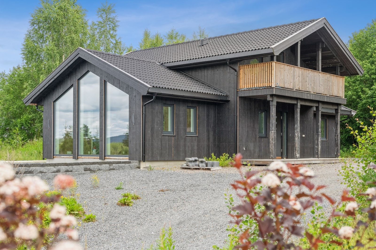 Hytta er bygget i en moderne hyttestil, og har mange gode kvaliteter. Hytta er imidlertid ikke helt ferdig, og det gjenstår en del arbeider. Galleribilde