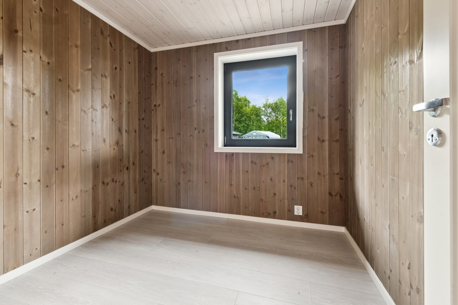 Det er to koselige soverom i 1. etg. Her er soverom 1. Galleribilde