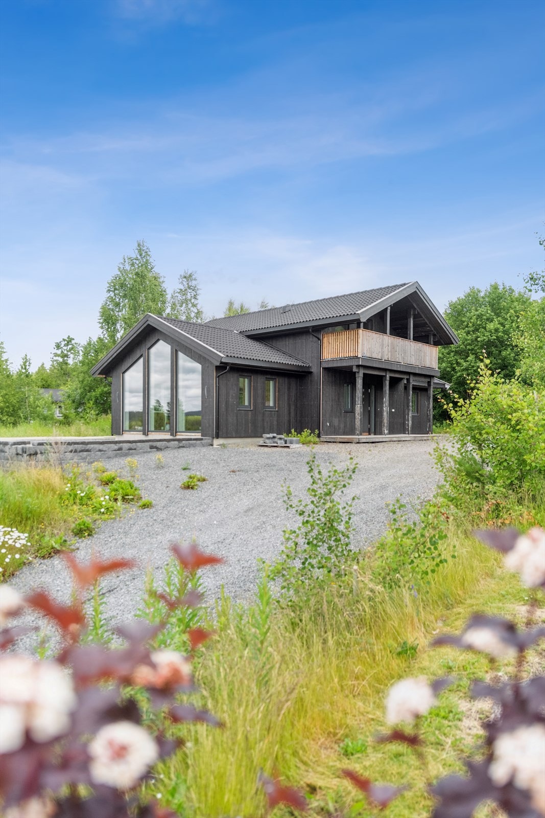 Det er gruset innkjøring og gårdsplass, ellers fremstår tomten som lite bearbeidet. Galleribilde