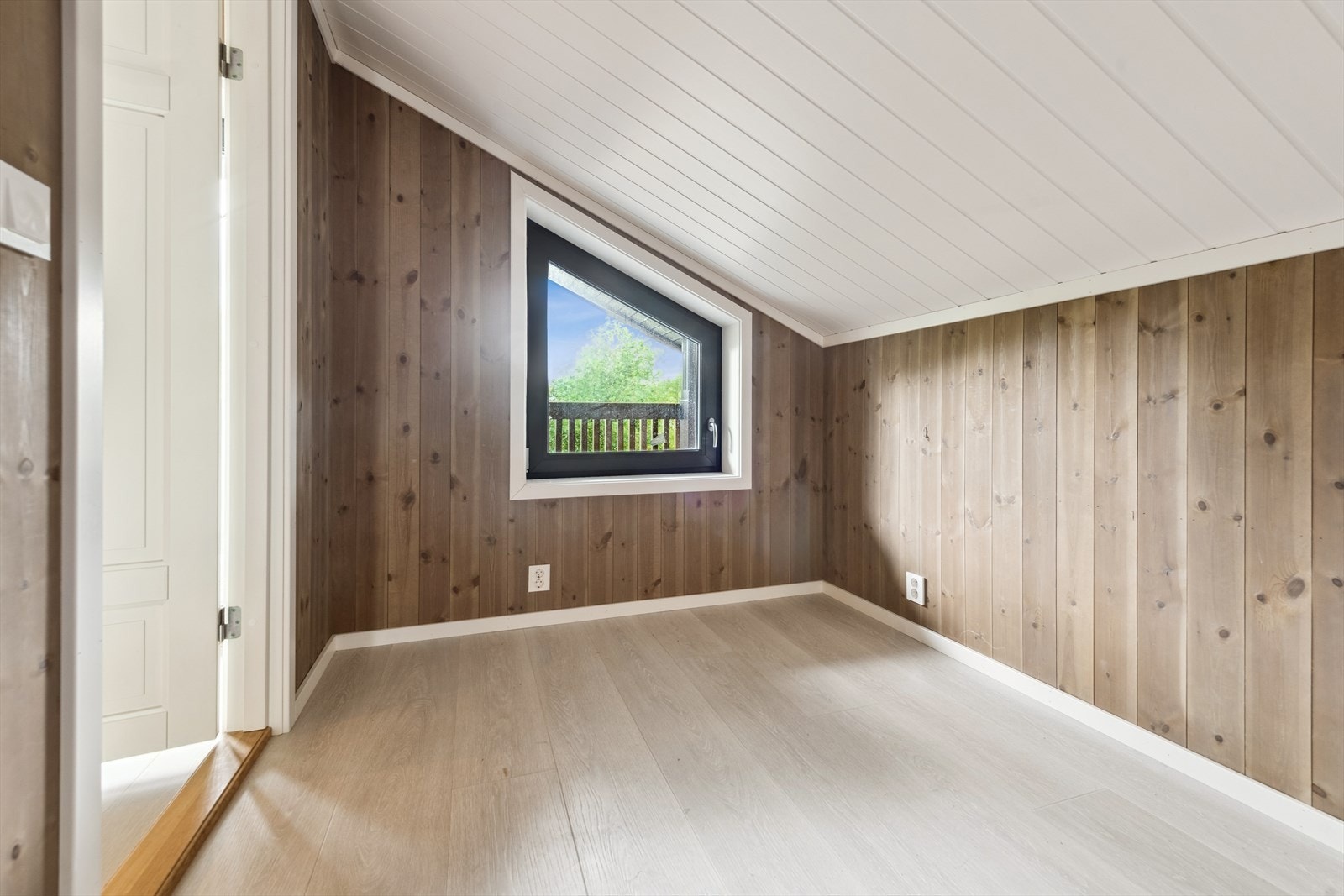 Soverom i 2. etasje. Det er også et disp. rom uten vindu i denne etasjen. Galleribilde