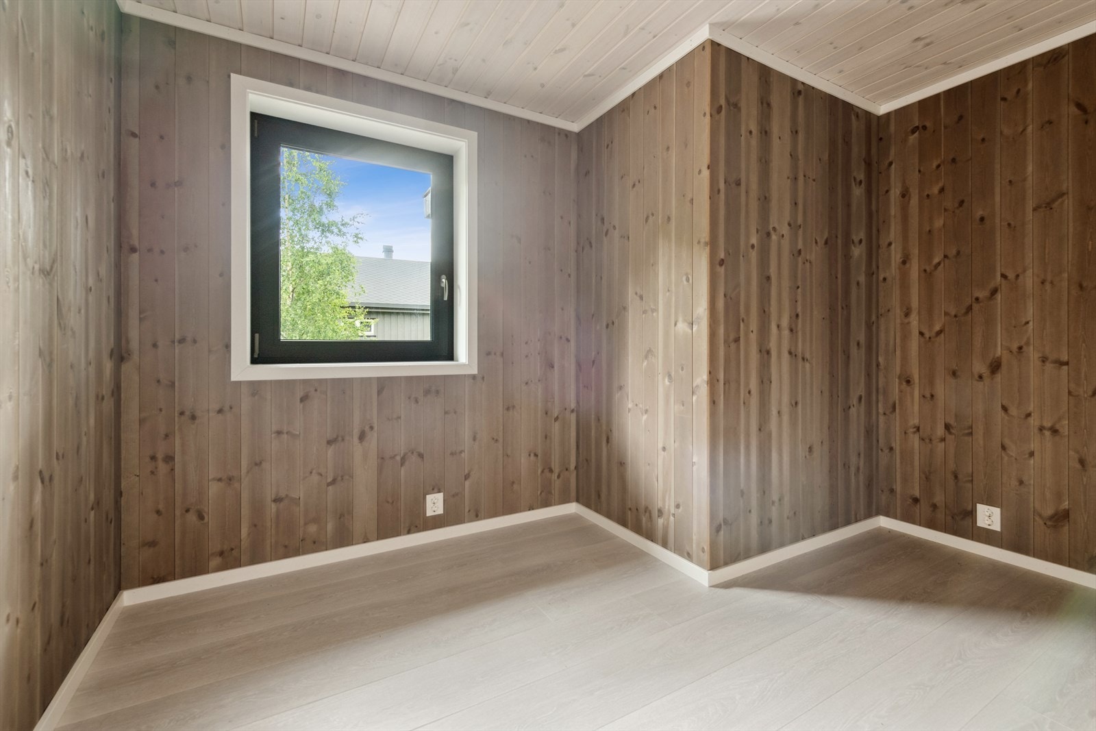 Soverom 2. Beisede panelvegger gir en lun og koselig atmosfære. Galleribilde