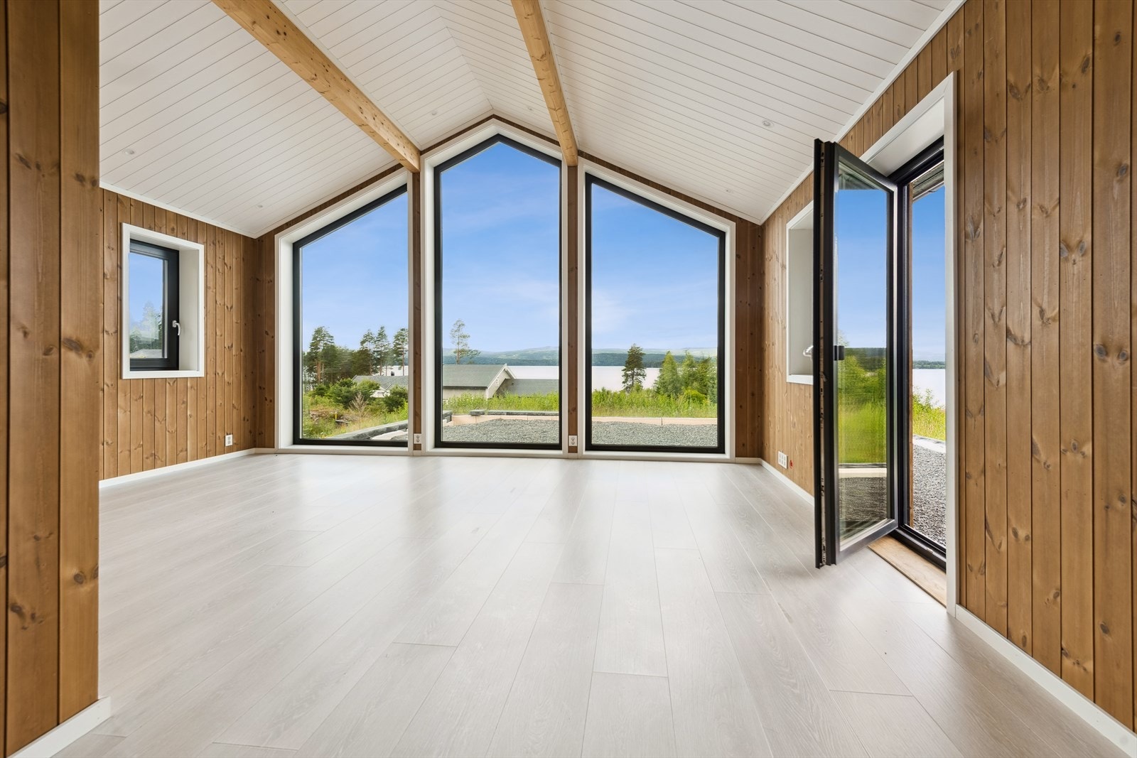 Fin stue med god takhøyde og store vindusflater mot utsikten. Galleribilde