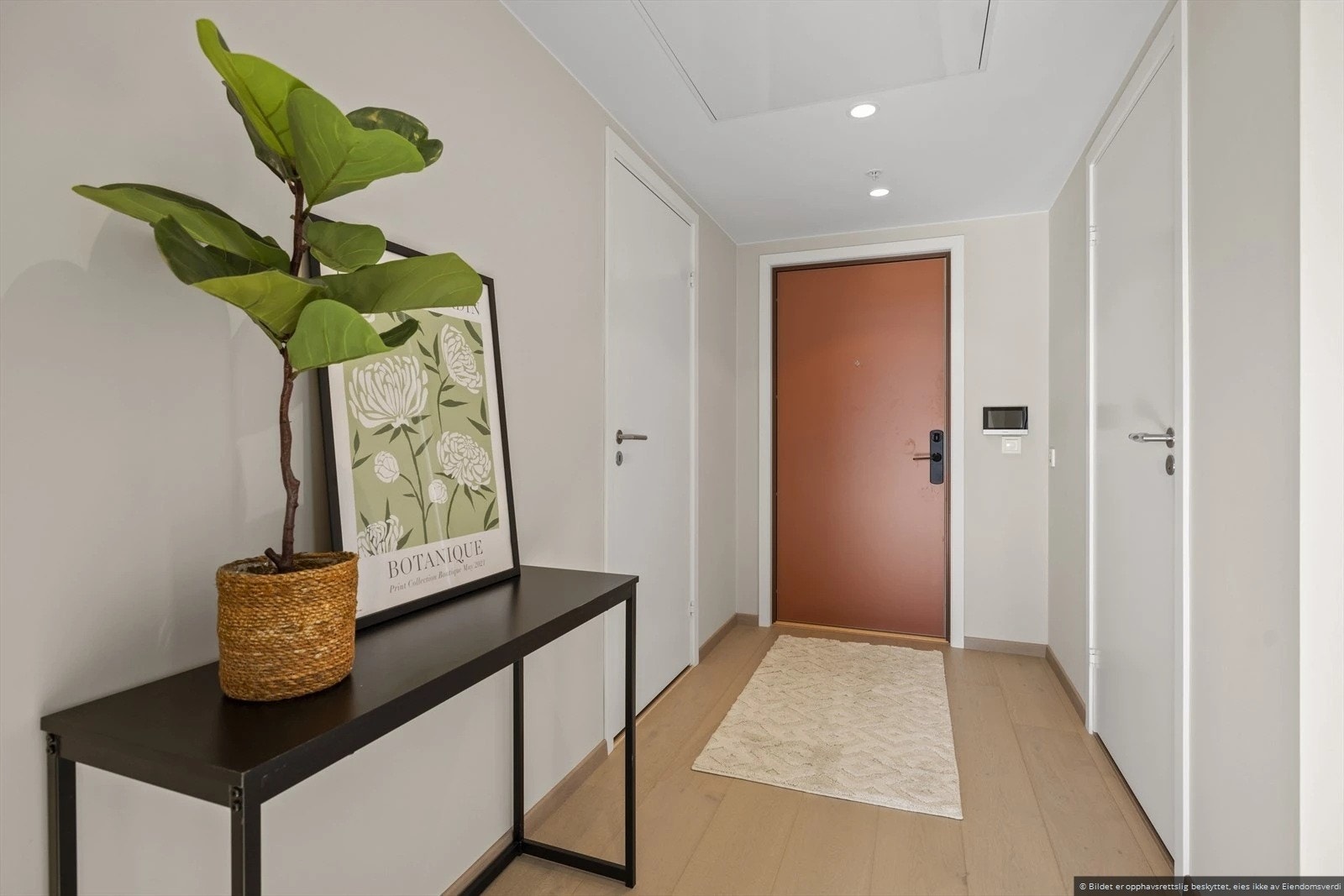 Romslig gang med god plass til å sette opp garderobeskap. Galleribilde