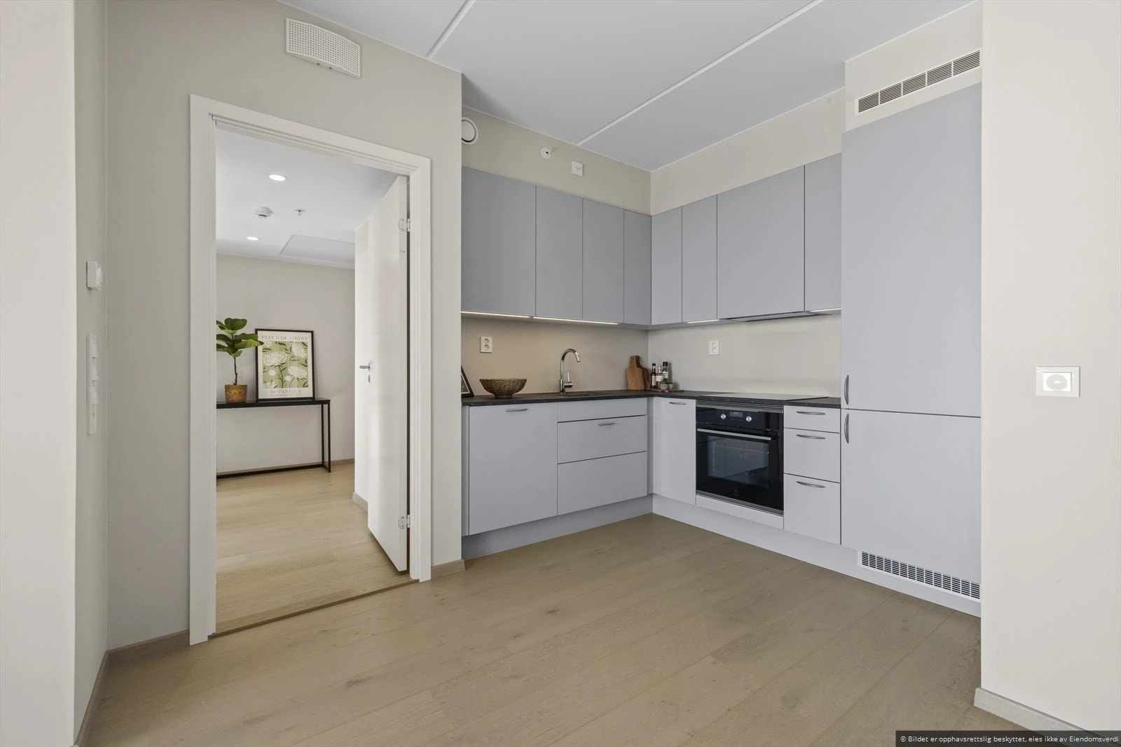 Kjøkkenet ligger i åpen løsning til stuen, men allikevel tilbaketrukket i egen nisje. Galleribilde