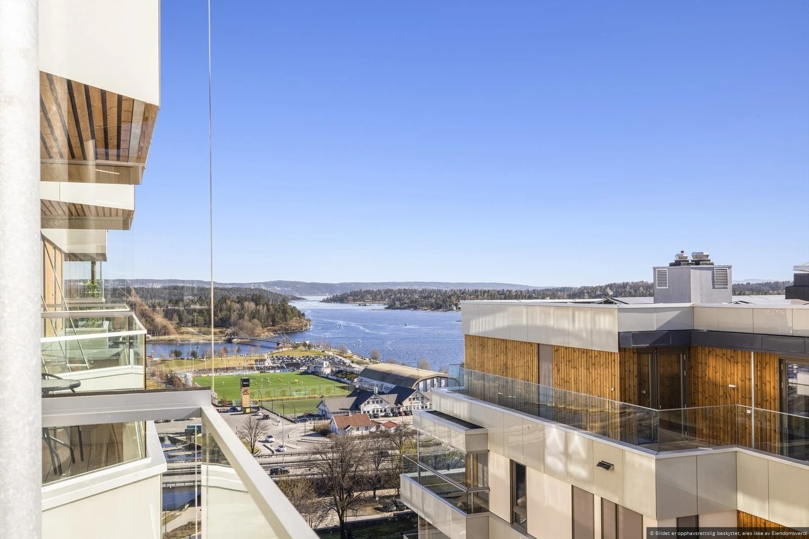 Utsikt fra balkongen mot sjøen. Galleribilde