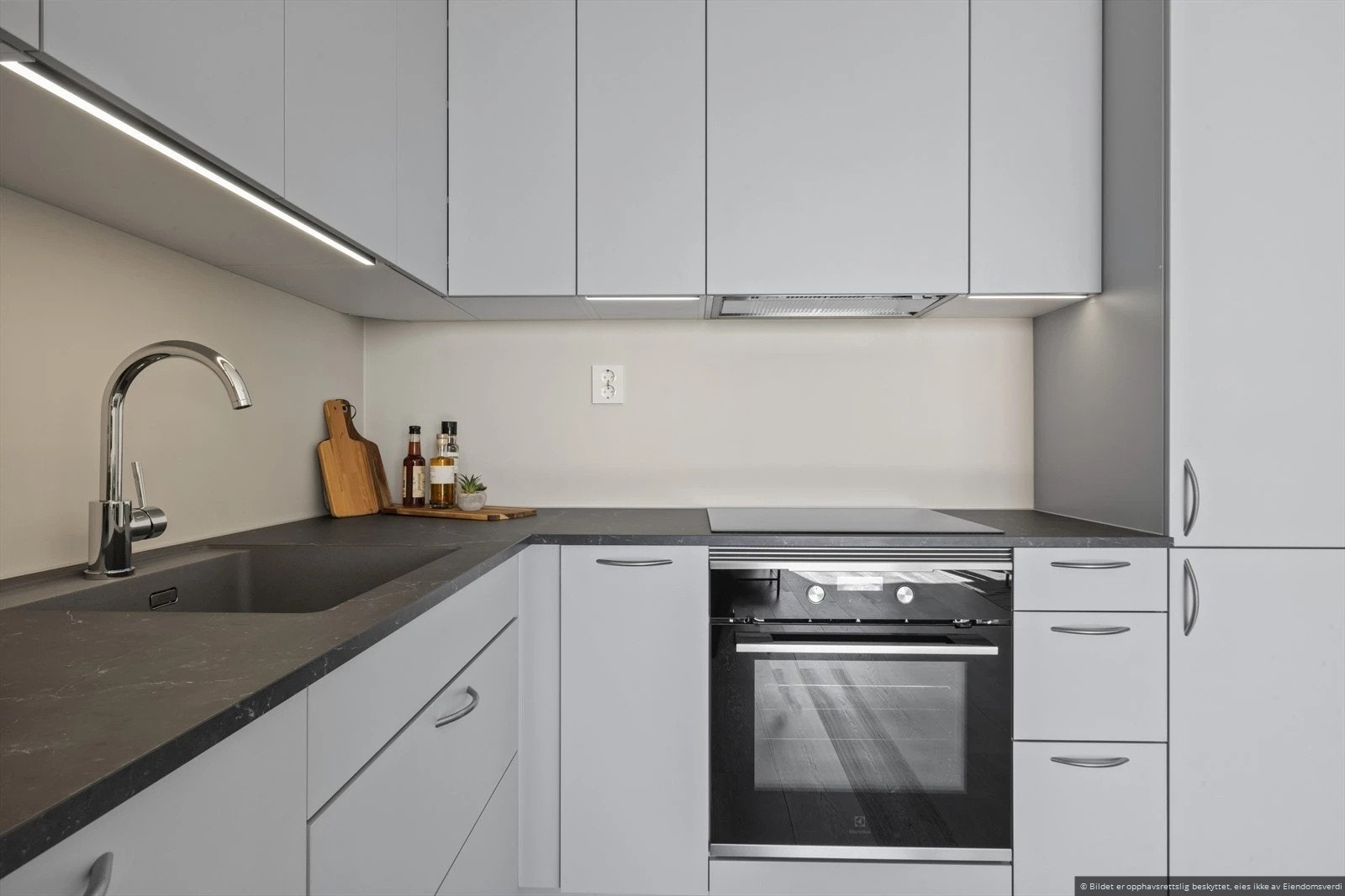 Godt med benkeplass og oppbevaring i skap og skuffer. Galleribilde