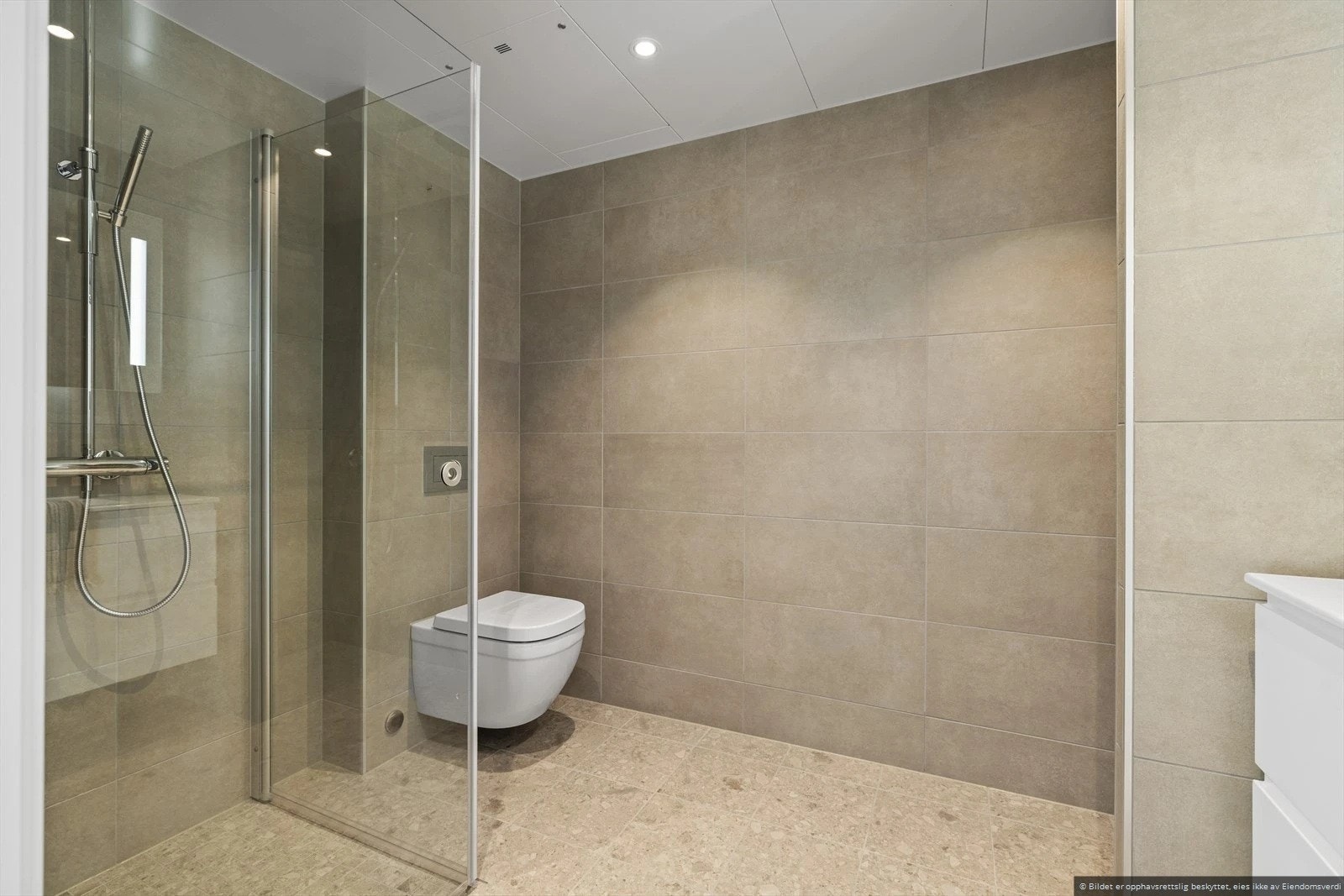 Nydelig baderom i god størrelse og delikat flislagt i innbydende og tidsriktige fliser. Galleribilde