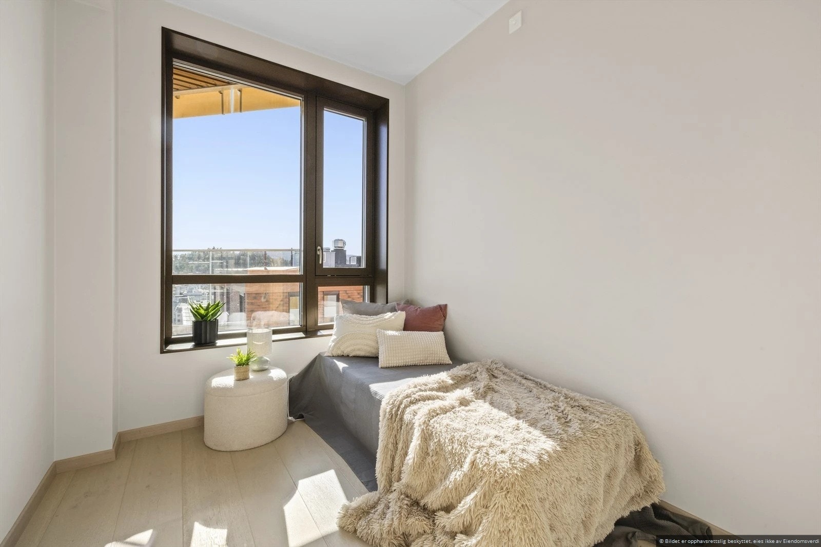 Soverom 2 med god størrelse, perfekt som barnerom, gjesterom eller hjemmekontor. Galleribilde