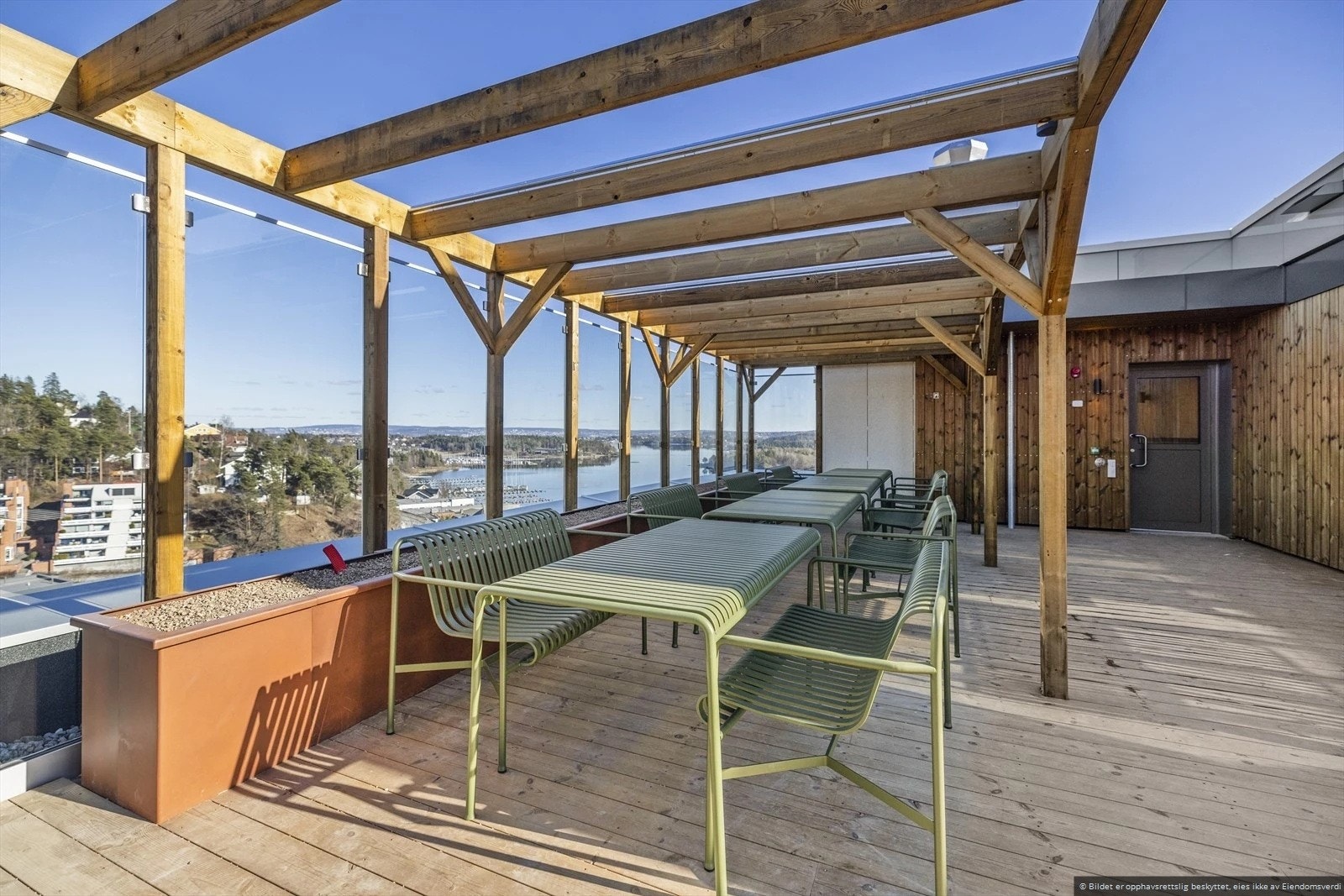 Felles takterrasse med sittegrupper. Galleribilde