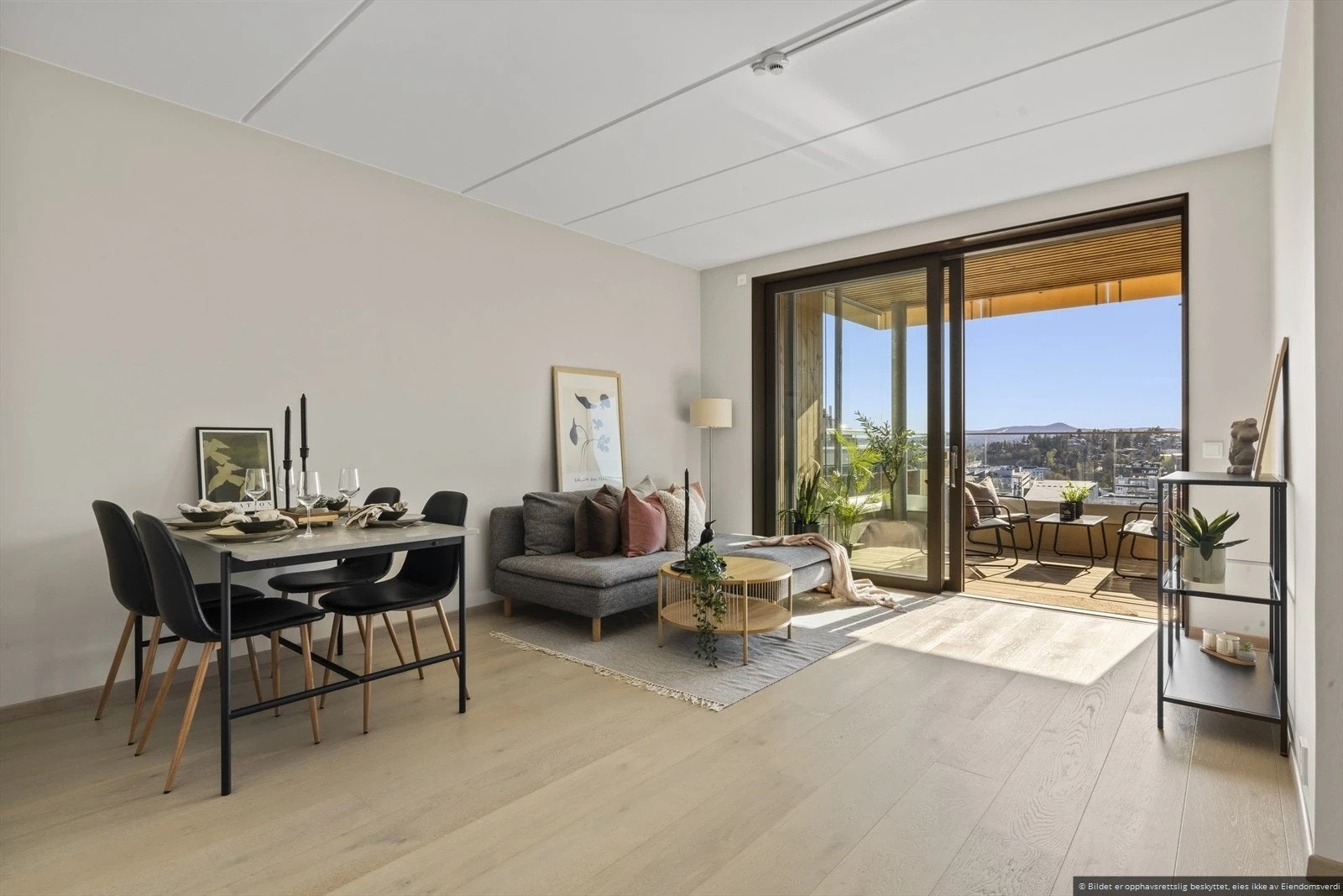 God plass å innrede med stor sofa og tilhørende salongbord og annen møblering etter ønske. Galleribilde