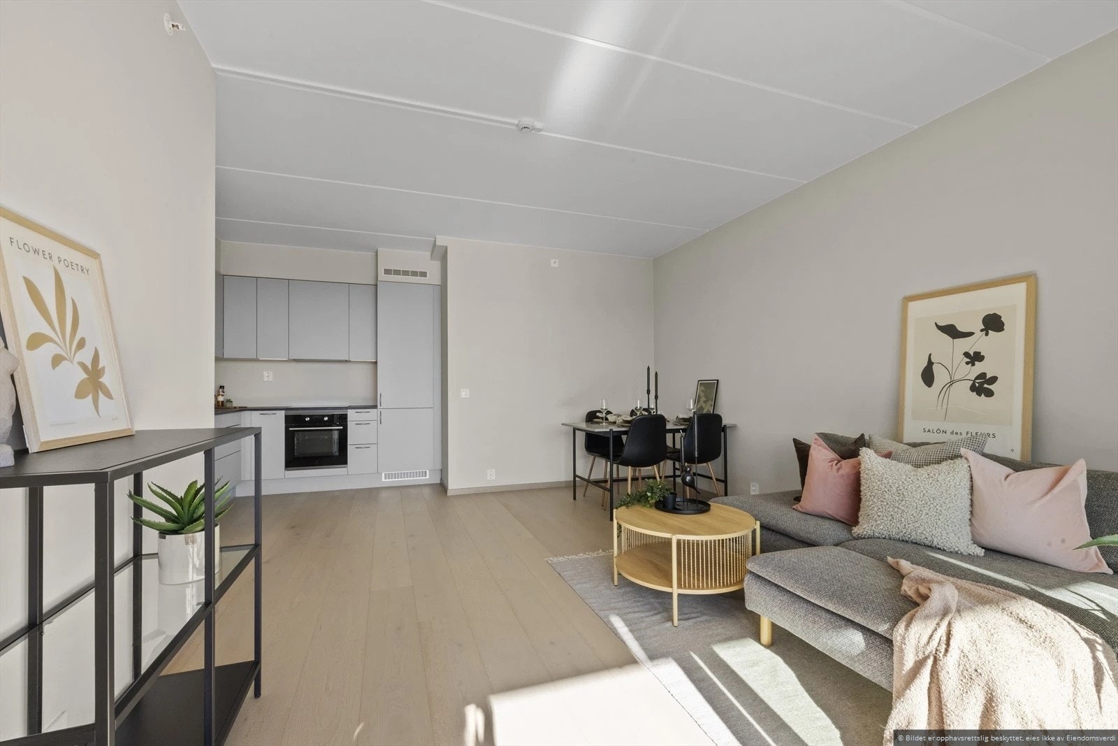 Kjøkken og stue i åpen løsning. Galleribilde