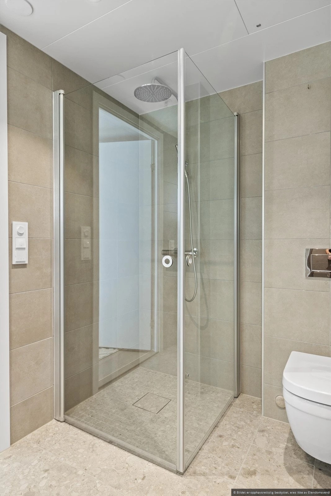 Flisvalg med 30x30 cm fliser og dusjsone med 5x5 cm mosaikkfliser. Galleribilde