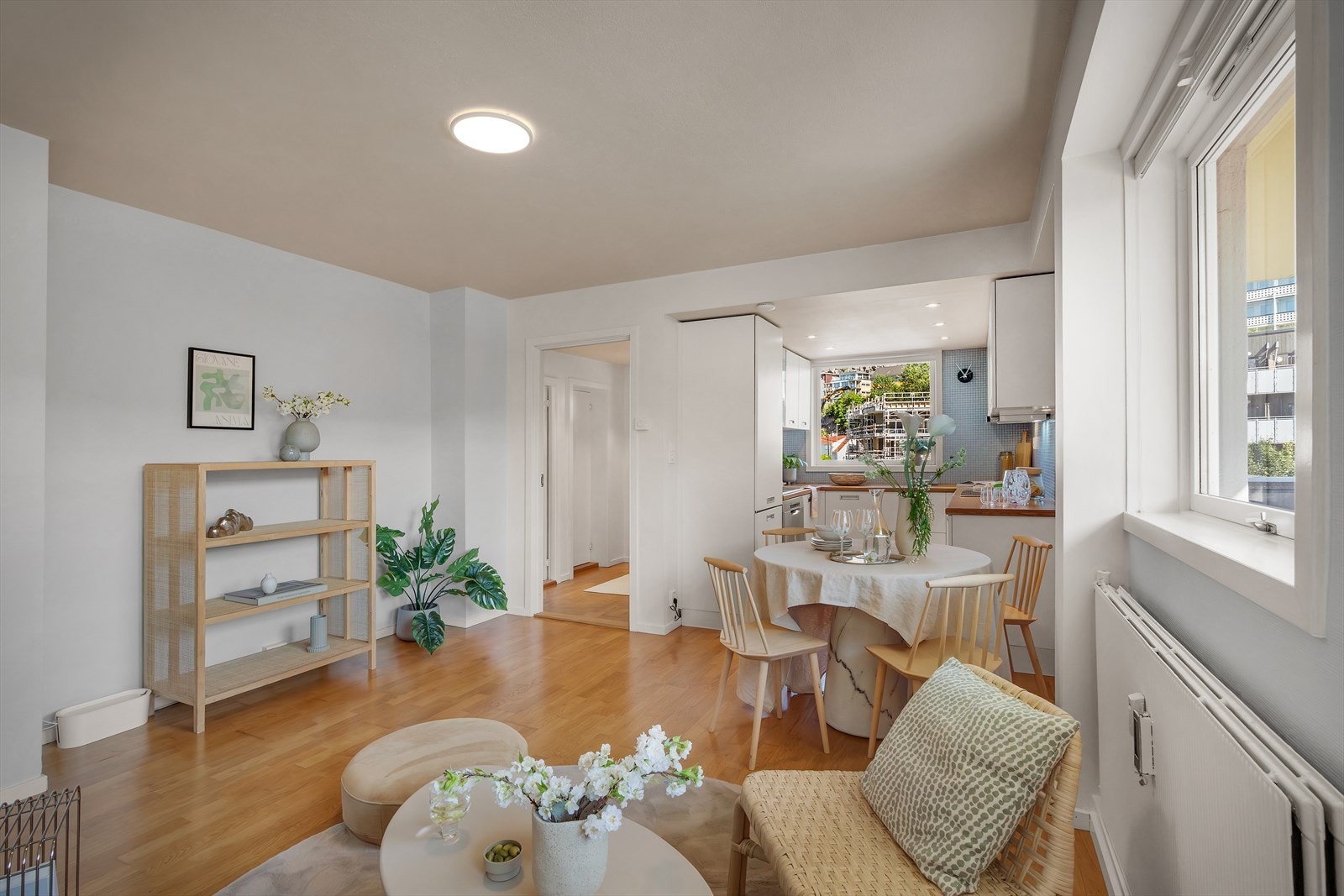 God plass til spiseplass mellom stue og kjøkkendelen. Galleribilde