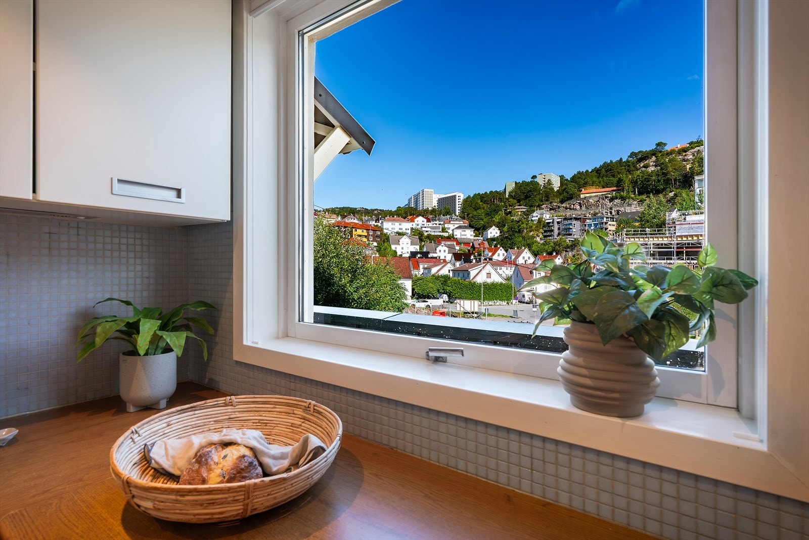 Med høy og luftig beliggenhet gir det god utsikt fra leiligheten. Galleribilde