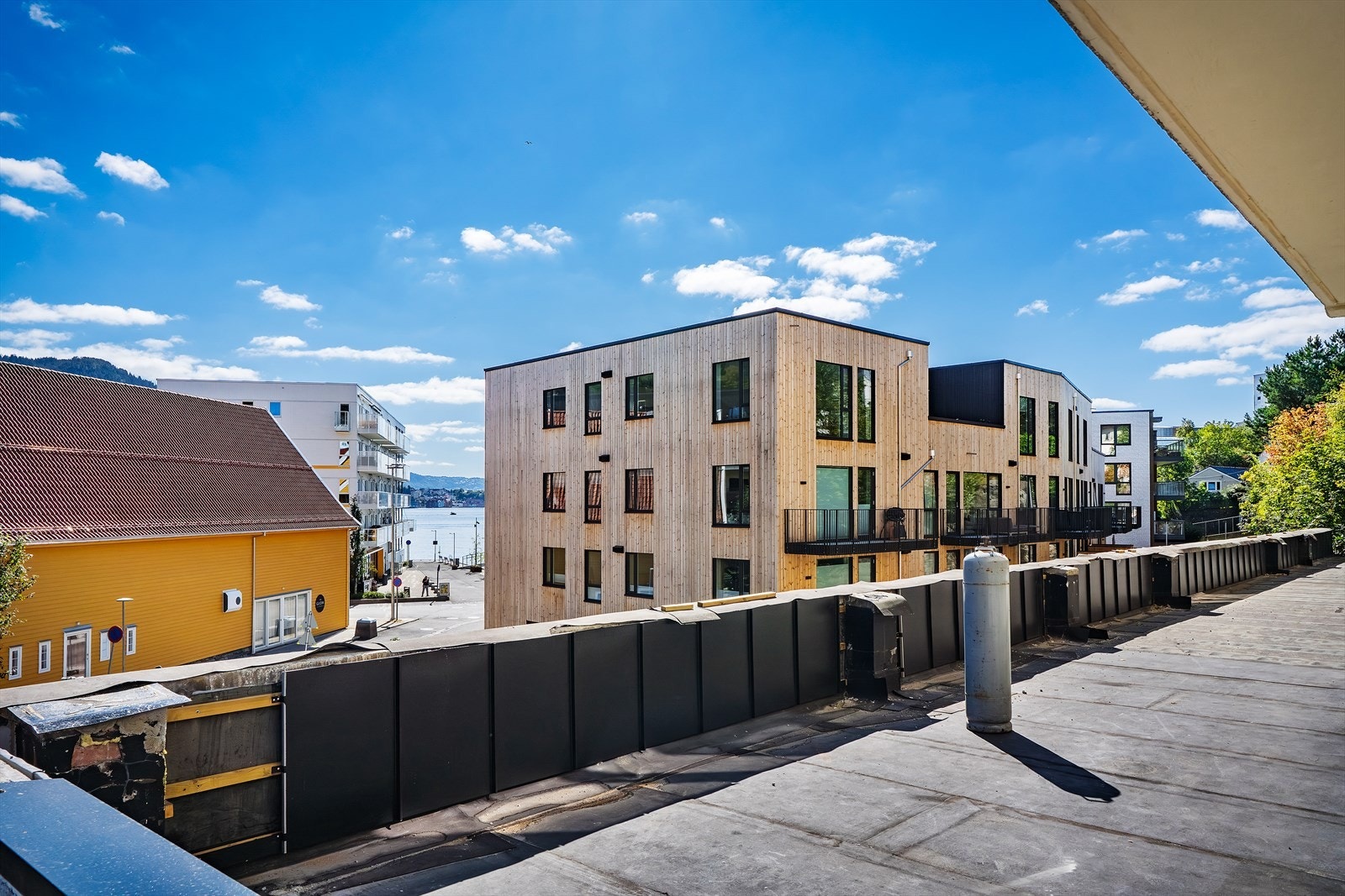 Her er terrassen under rehabilitering akkurat nå og det vil komme en 15 kvm stor terrasse som tilhører denne seksjonen. Galleribilde