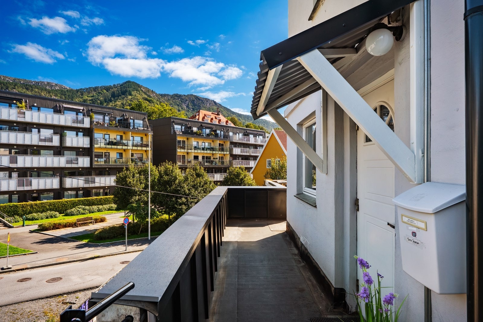 Inngangspartiet med tilkomst til terrasse på ca 15kvm. Galleribilde