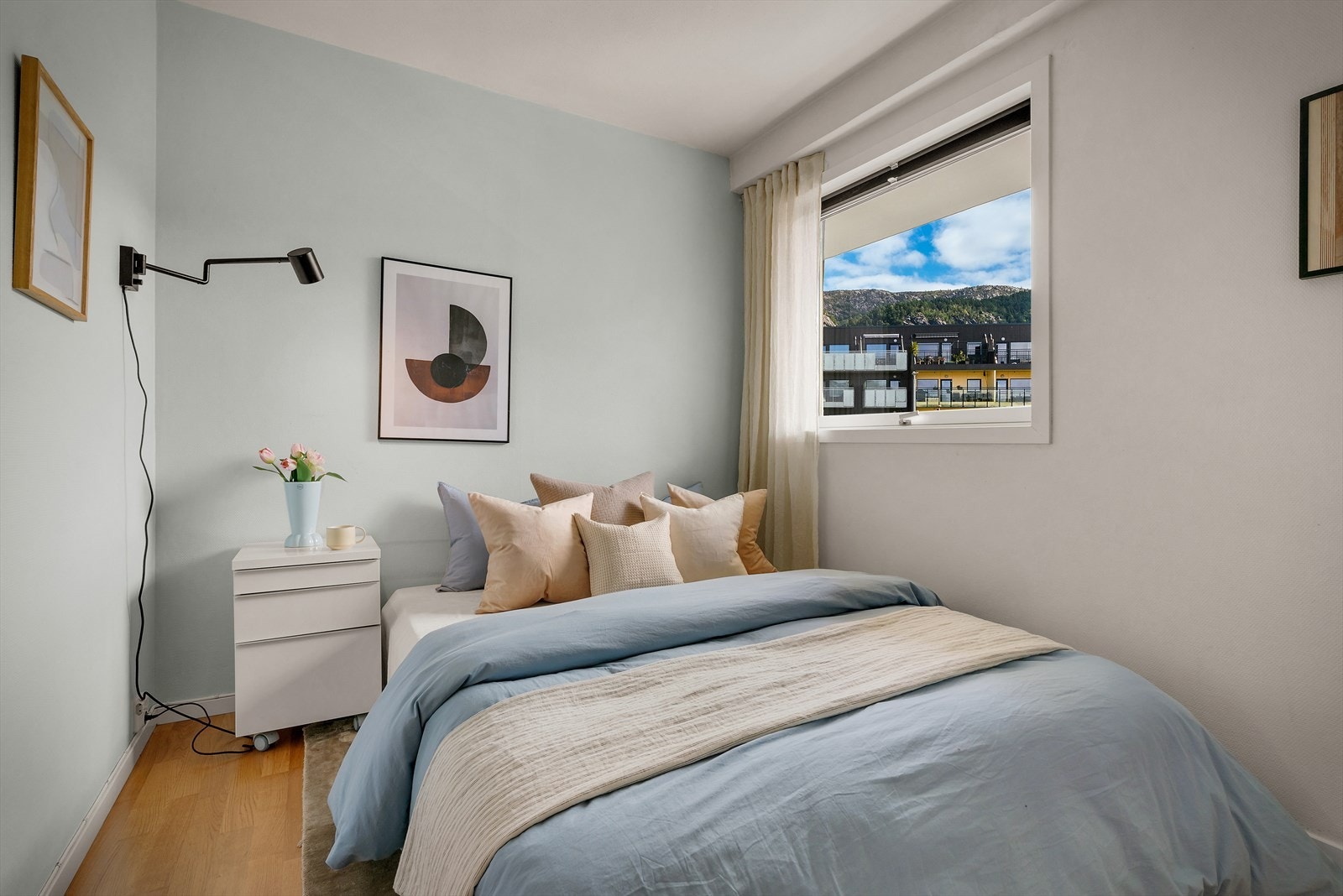 Soverom med god plass til både seng og garderobeløsning. Galleribilde