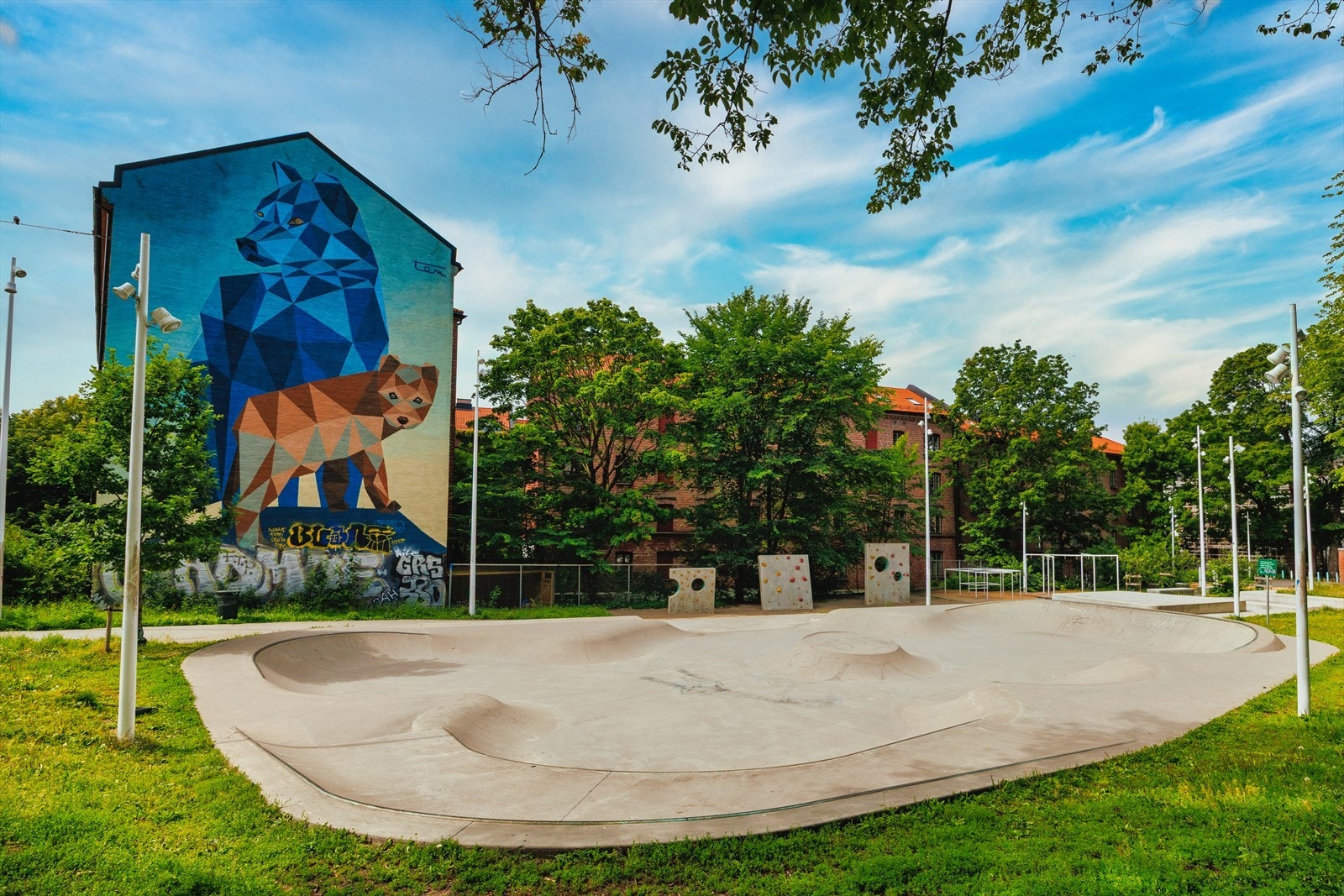 Området preges av levende gatekunst og graffiti som gir liv til gatene. Galleribilde