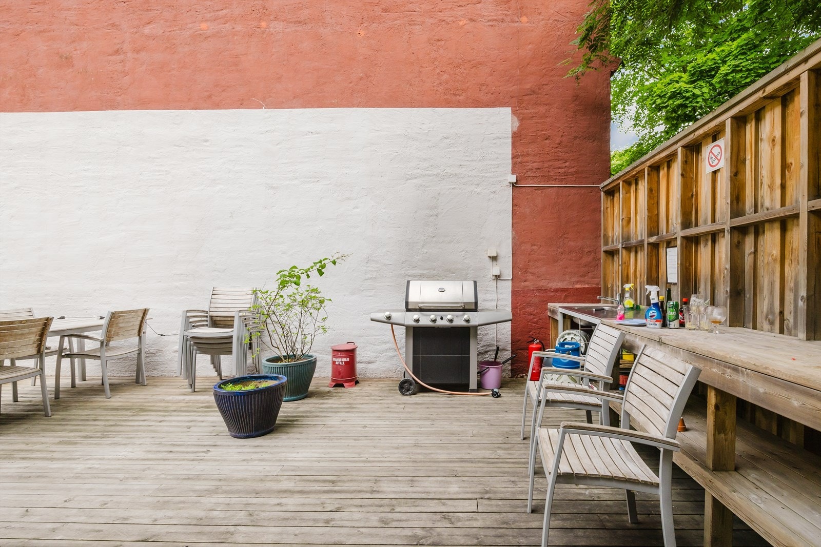 Felles terrasse med grill og koselige sittegrupper - et perfekt sted å samle venner og naboer til hyggelige måltider og sosiale stunder Galleribilde