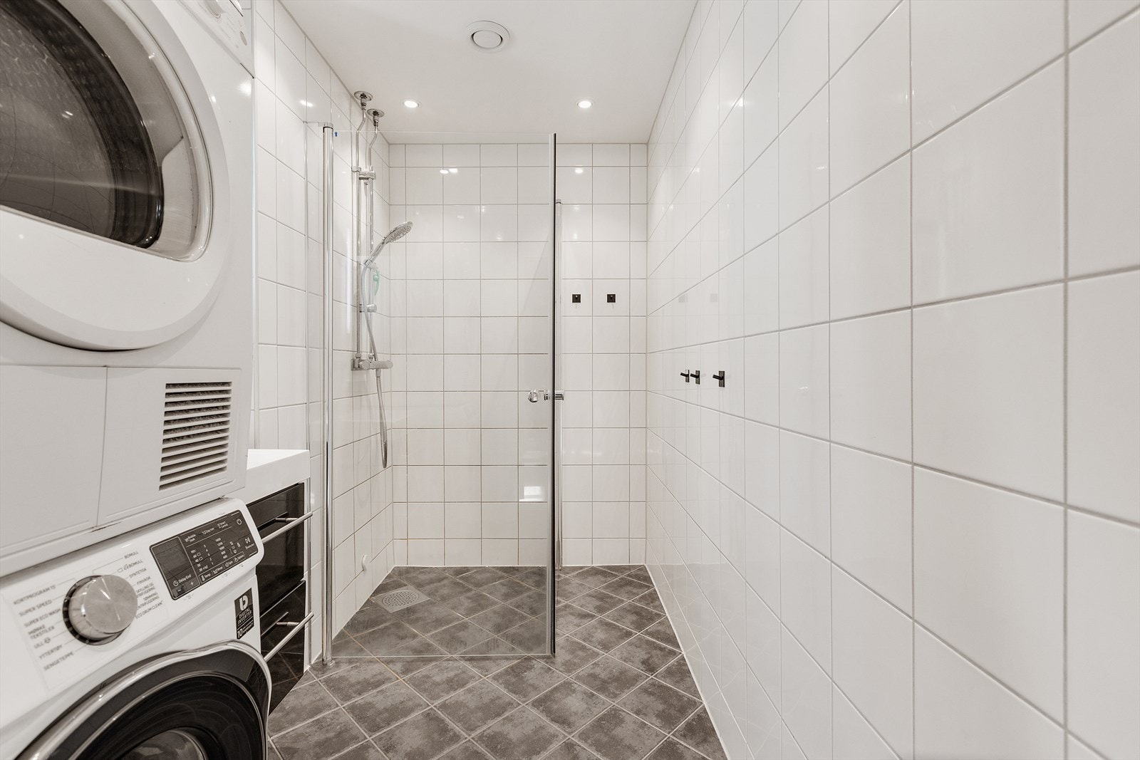 Badet ble oppgradert av sameiet i 2014 og fremstår lyst og delikat. Galleribilde