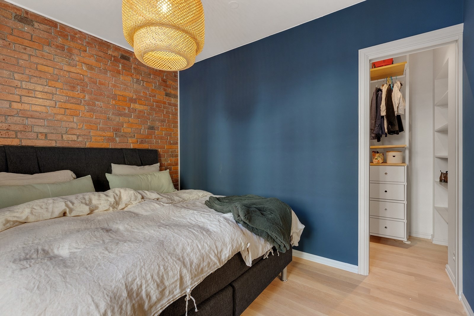 Praktisk walk-in-closet i tilknytning til rommet. Galleribilde