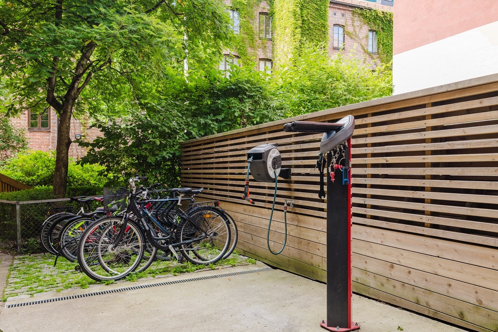 Bakgården har et praktisk stativ hvor beboere kan fikse sykkelen sin. Galleribilde