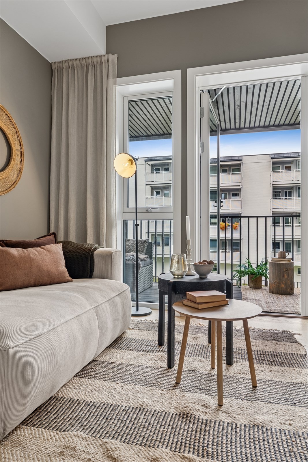 Fra stuen er det utgang til balkong. Galleribilde