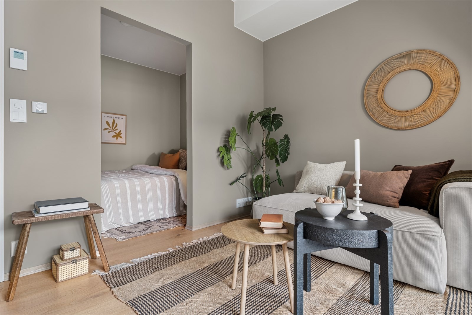 I stuedelen er det plass til sofa med tilhørende møblement og tv-møbel. Galleribilde