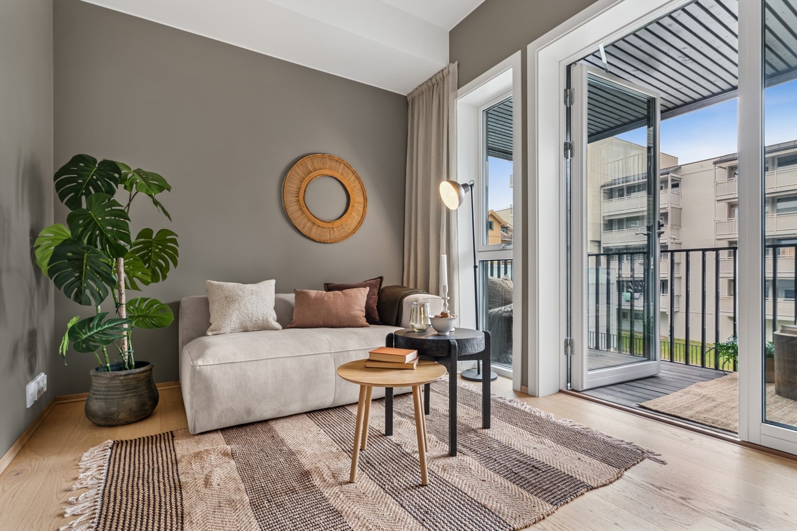 Leiligheten har store vindusflater som slipper inn godt med naturlig lys. Galleribilde