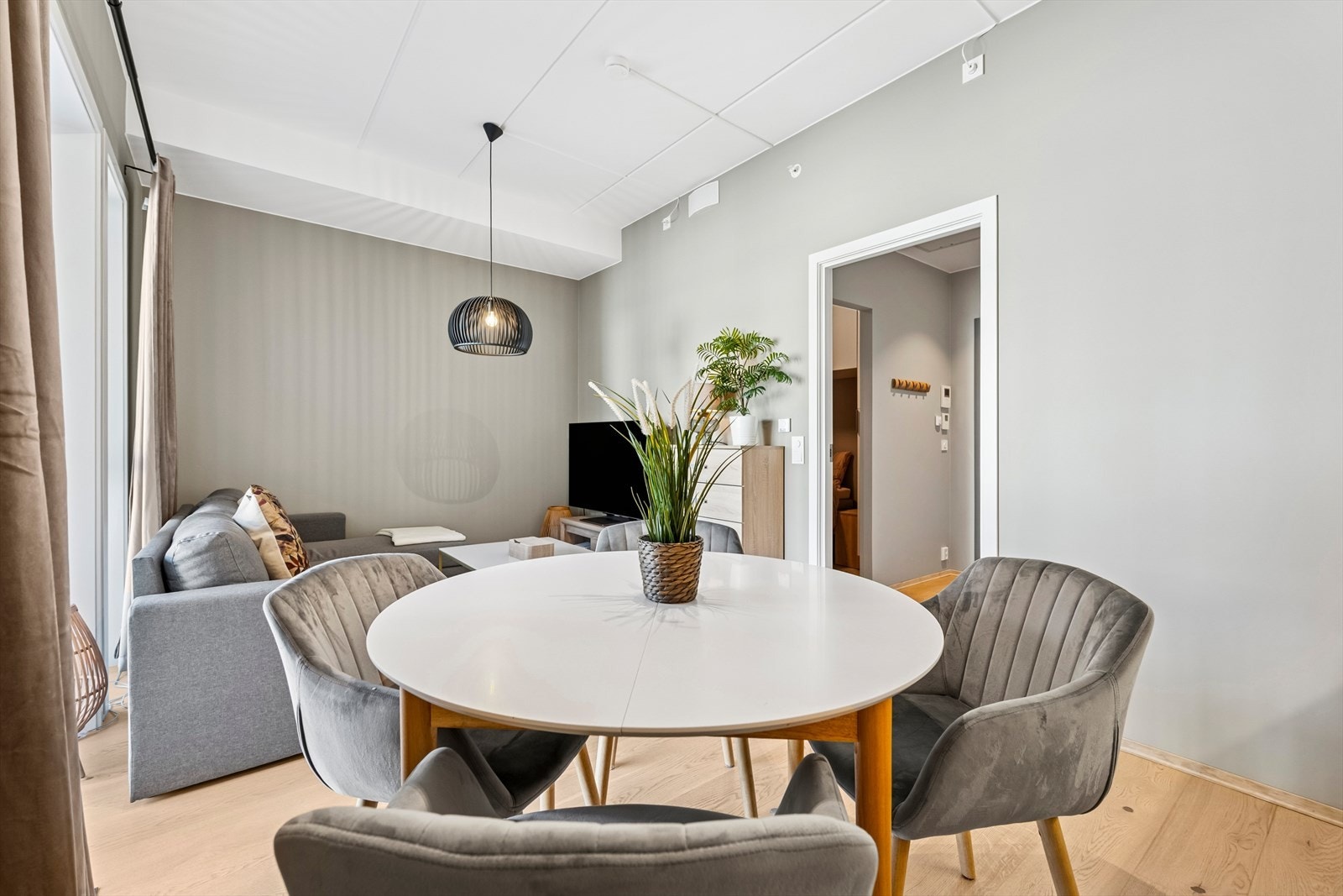 Bilde fra en annen leilighet med inngang til alkove fra gangen. Dette vil gi bedre utnyttelse av veggplass i stuen og en mer adskilt alkove med mindre innsyn. Galleribilde