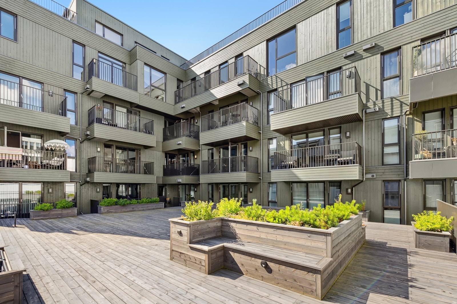 Bakgård. Galleribilde