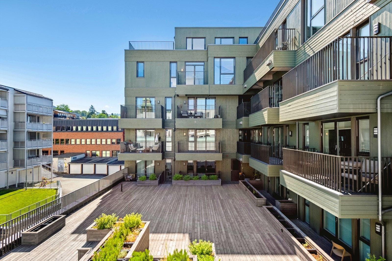 Fra 2. etasje er det utgang til felles bakgård. Galleribilde