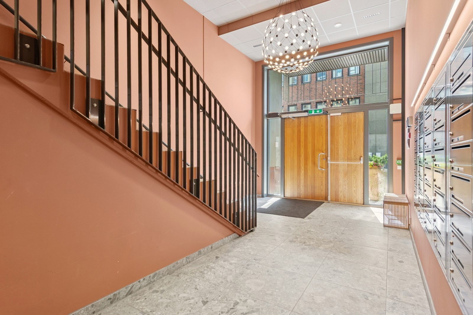 Herskapelig inngangsparti med flott lysekrone. Galleribilde