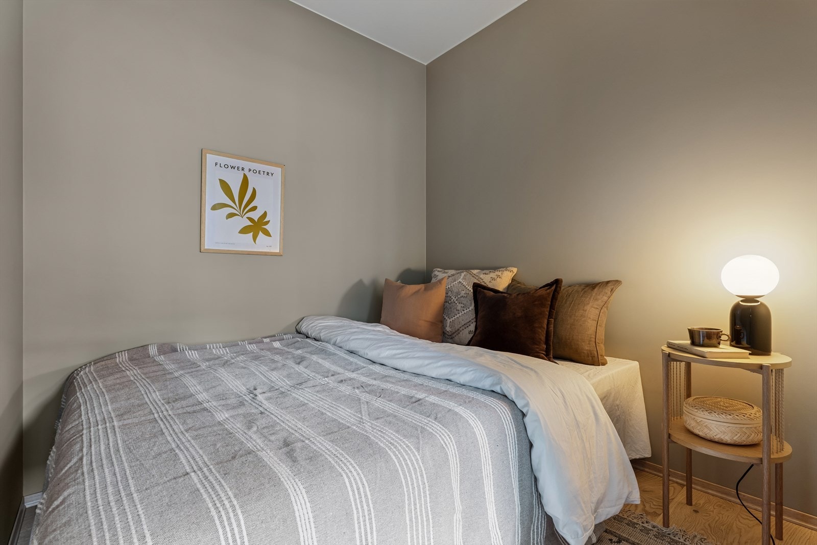 Sovealkoven har plass til dobbeltseng og nattbord. Galleribilde