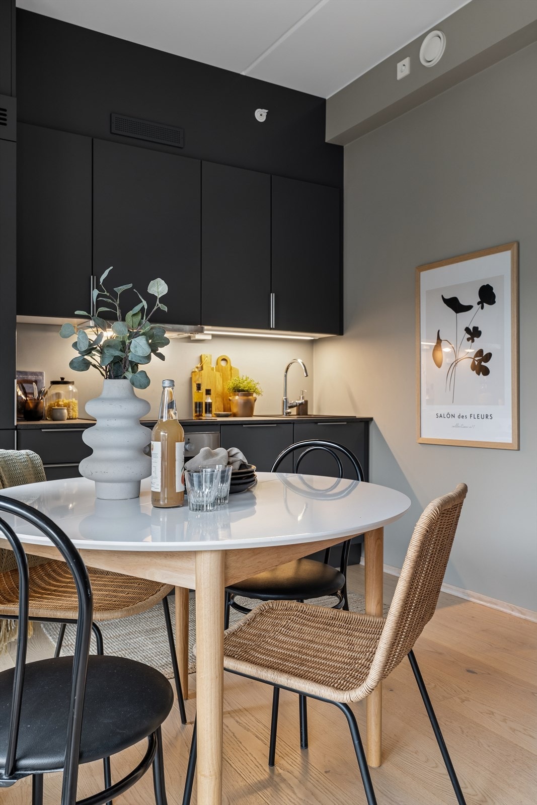 I overgang til kjøkkenet er det plass til spisebord. Galleribilde