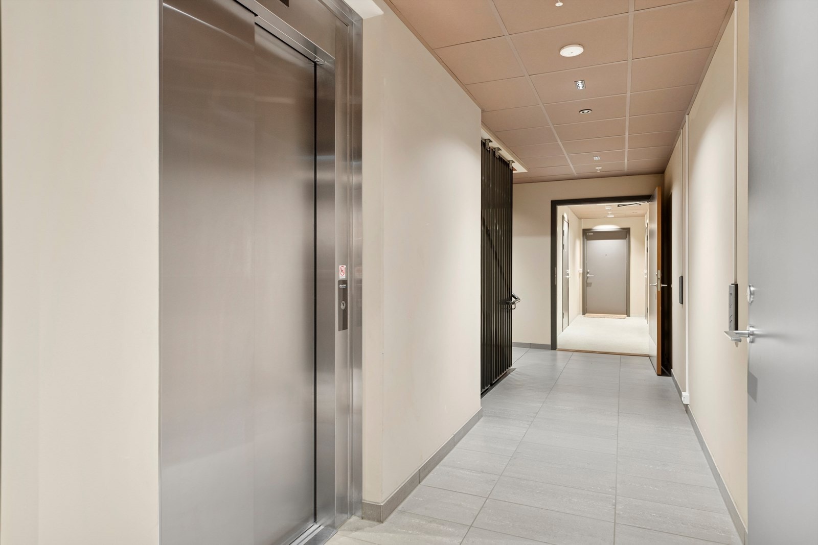 Leiligheten ligger i 3. etasje og har heisadkomst til leilighetsplan. Galleribilde