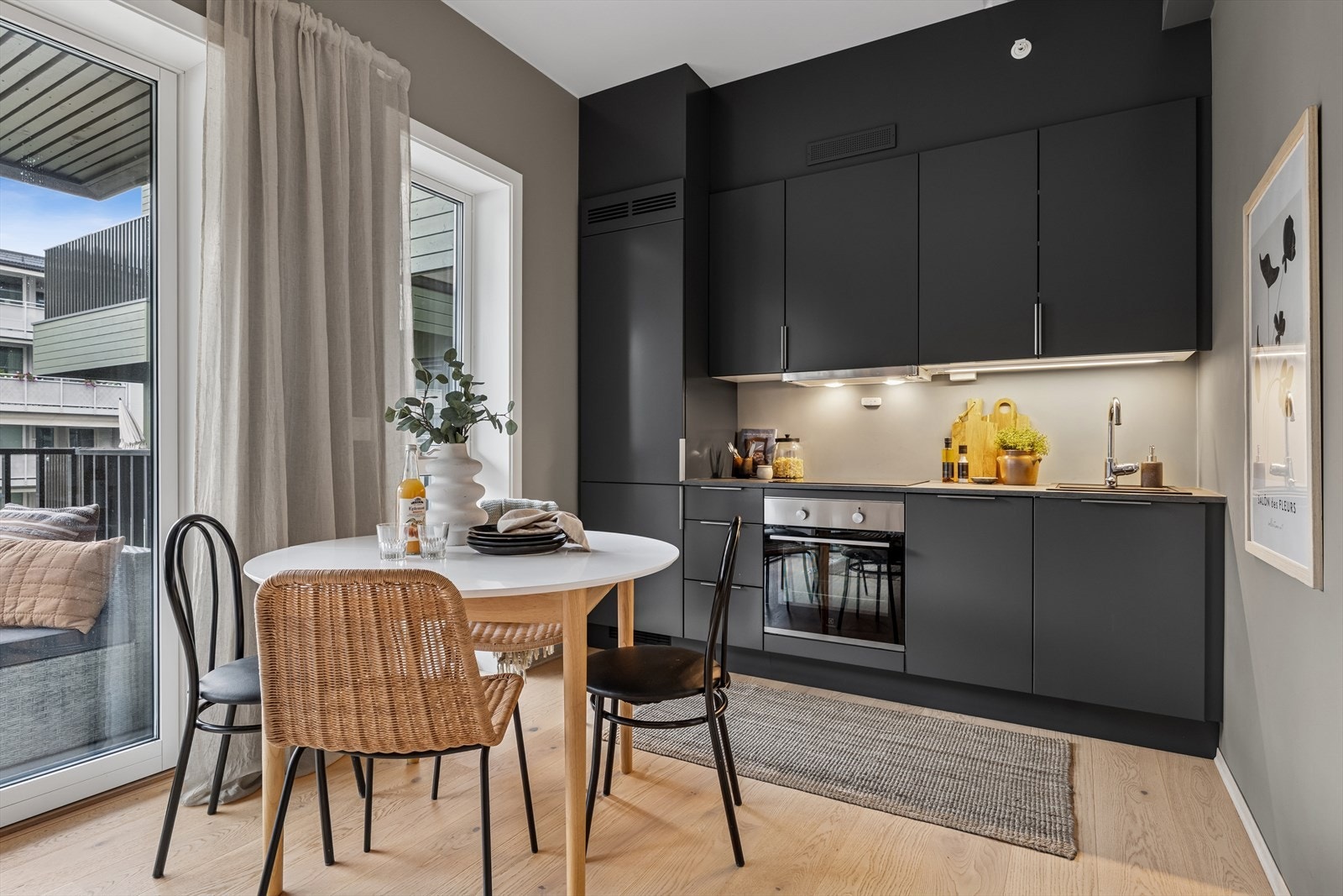 Stue og kjøkken ligger i praktisk, åpen løsning. Galleribilde