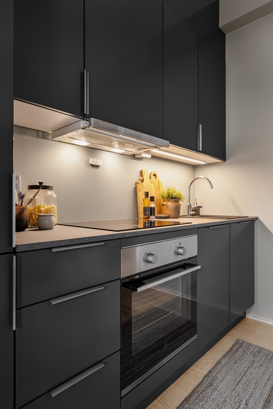 Kjøkkenet er utstyrt med integrerte hvitevarer slik som steketopp, komfyr, oppvaskmaskin og kjøl- og fryseskap. Galleribilde