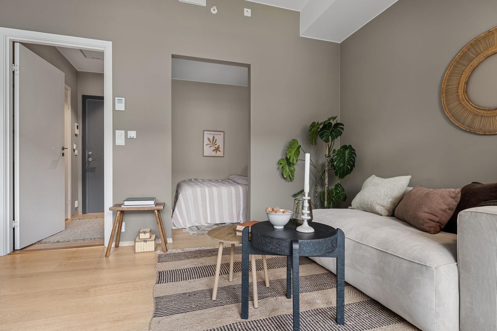 Inngang til alkoven kan flyttes ut i gangen. Se alternativ plantegning og eksempelbilde fra en annen leilighet. Galleribilde