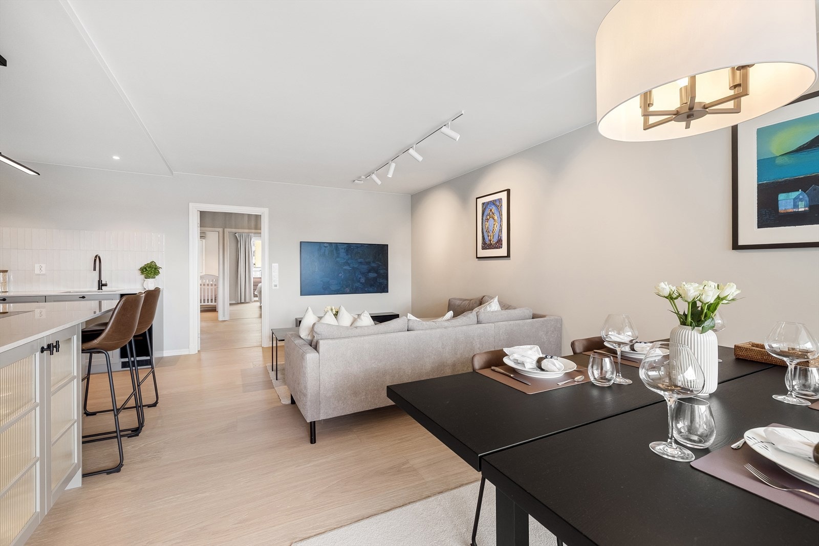 Leiligheten har stilrene overflater som ble pusset opp i 2024 med herdet tregulv med varmefolie, lune fargevalg og downlights/belysning i himling. Galleribilde