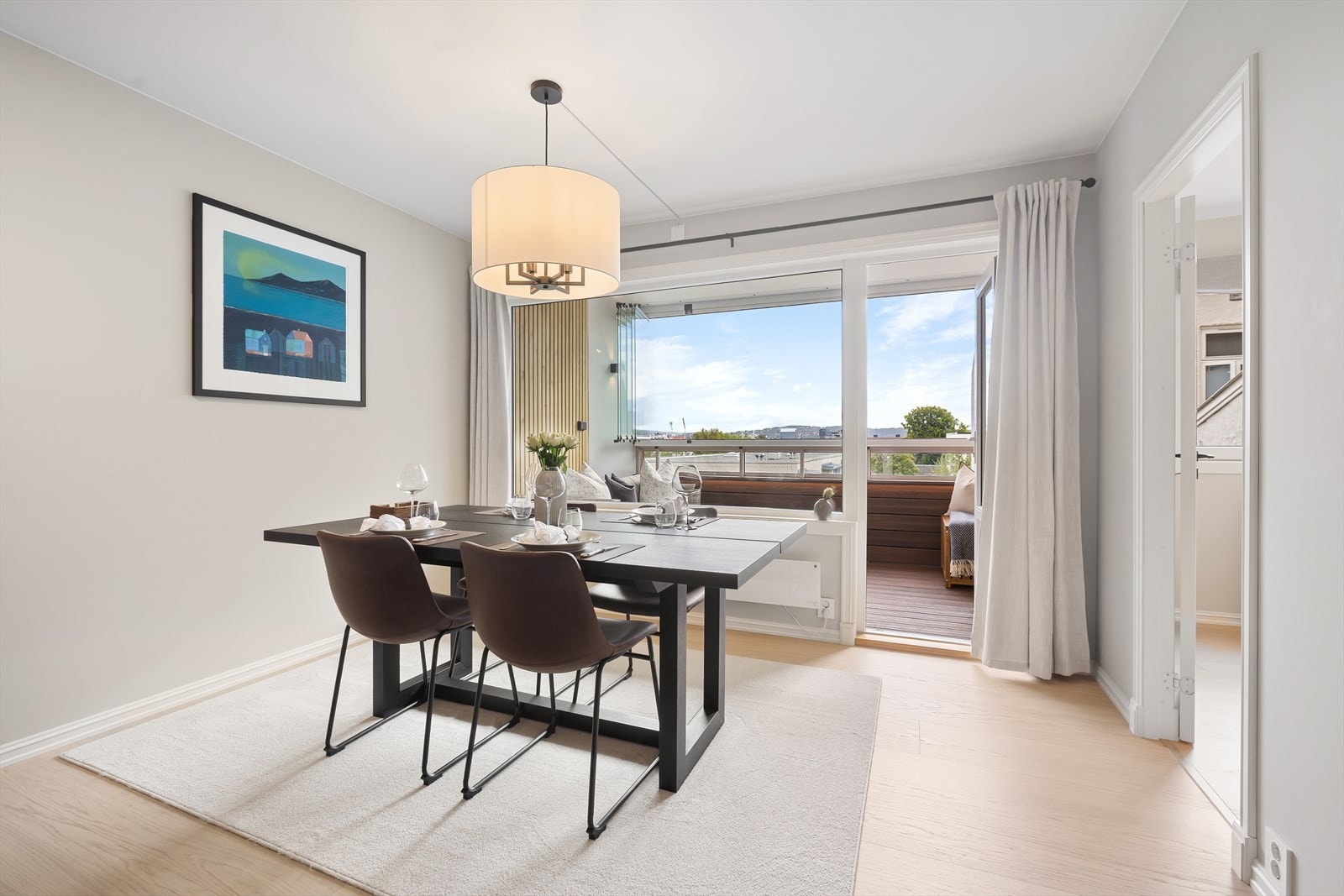 Leiligheten ligger i 5. etasje og inneholder entré, kjøkken, stue, bad og tre soverom. Galleribilde