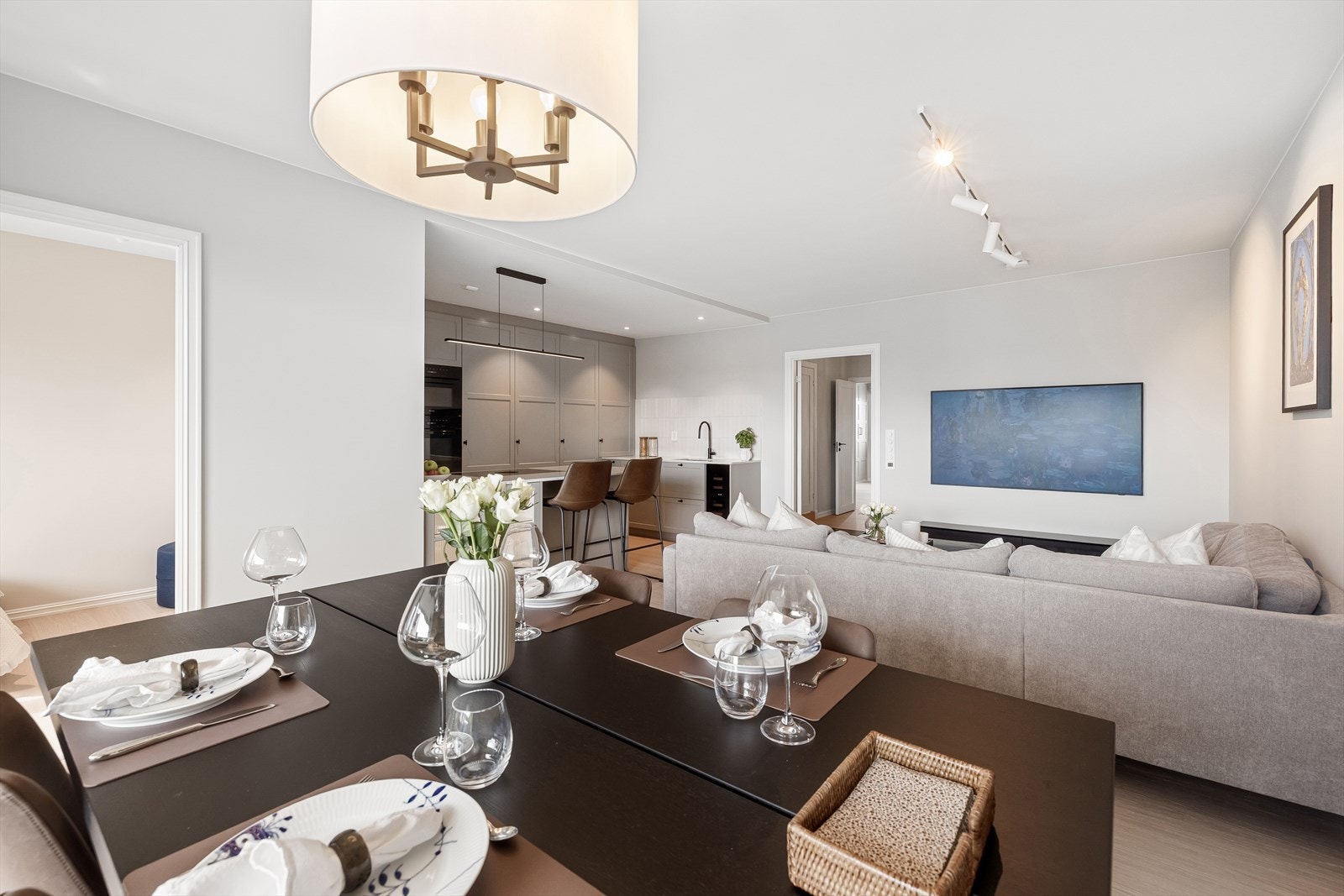 Leiligheten har en gjennomgående, og svært god planløsning med store rom og naturlig fordeling. Galleribilde