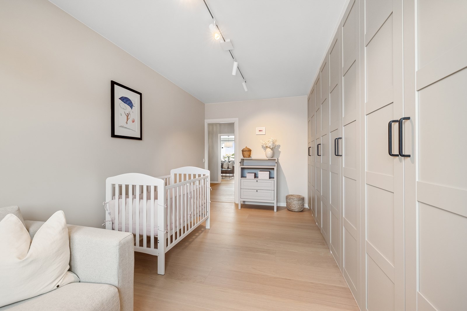 Rommet har innholdsrik garderobeløsning langs den ene veggen. Galleribilde