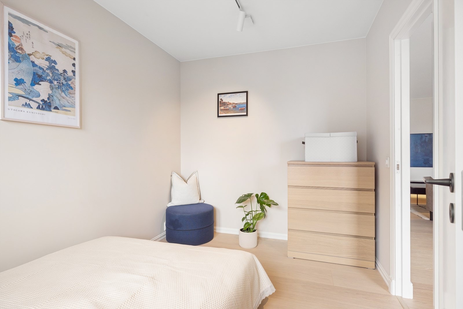 Her er det god plass til seng, skrivepult og skap. Galleribilde