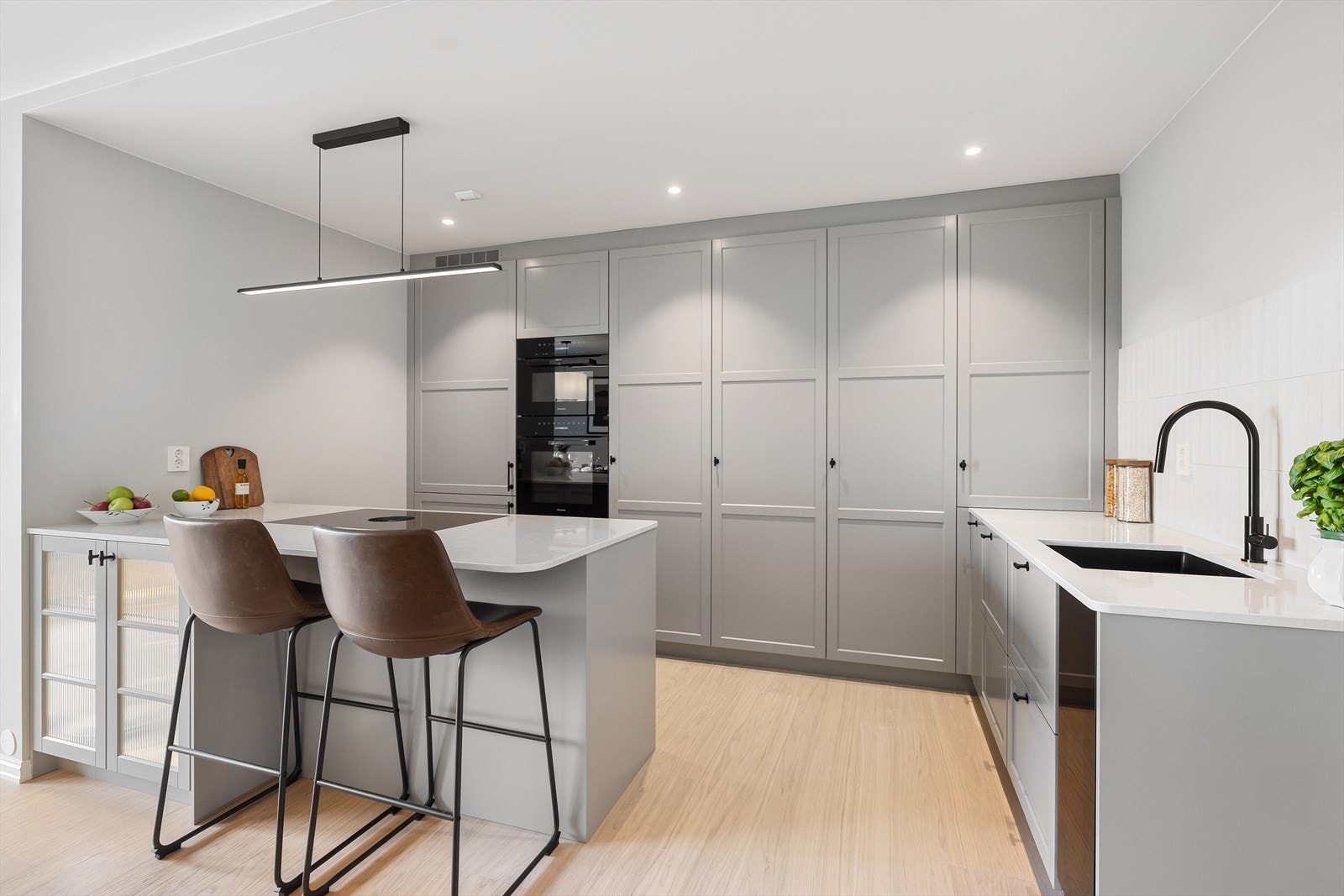 Kjøkkenøya fungerer ypperlig som naturlig romdeler, i tillegg til at den sikrer både lagringsplass og spiseplass. Galleribilde